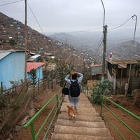 Lima derriba muro de cinco kilómetros que separa barrio rico de otro pobre por orden de Tribunal Constitucional