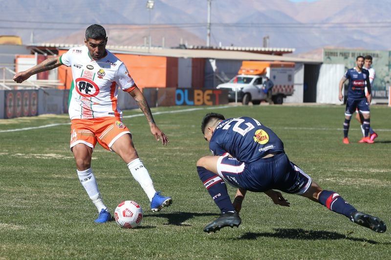Sebastián Varas supera al melipillano Andrés Segovia