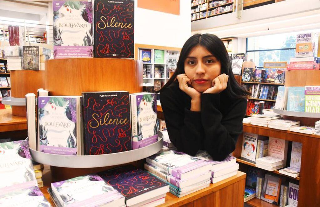 La escritora junto a ejemplares de su novela Silence.