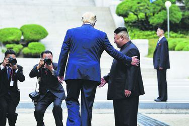 En Panmunjom, en la zona desmilitarizada, Donald Trump se reúne con Kim Jong Un y cruza hacia Norcorea, el 30 de junio.