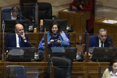 Los senadores PS Juan Luis Castro, Paulina Vodanovic y Fidel Espinoza durante una sesión en el Parlamento.