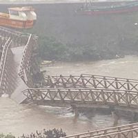 Reportan caída de puente Curanipe en la Región del Maule