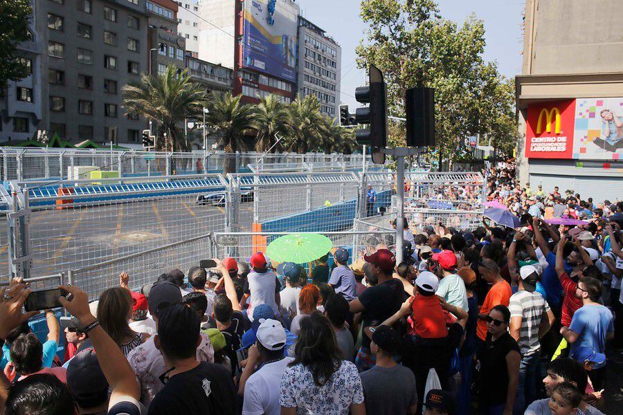 Personas observan la Carrera de la Fórmula E. FOTO:VICTOR PEREZ/AGENCIAUNO.