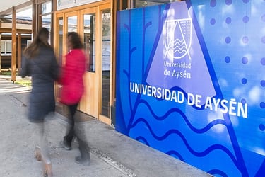 La crisis financiera sin fin de la Universidad de Aysén: peligran sueldos de 125 funcionarios y académicos y casi 90 de ellos están en paro