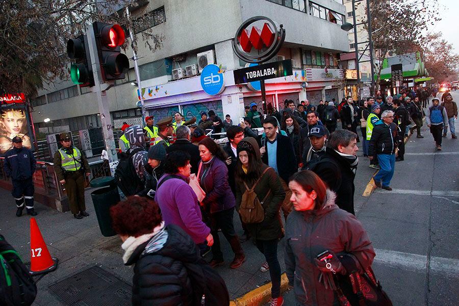 Dos jóvenes son apuñaladas en estación de Metro Tobalaba en presunta riña - La Tercera Dos jóvenes son apuñaladas en estación de Metro Tobalaba en presunta riña - La Tercera
