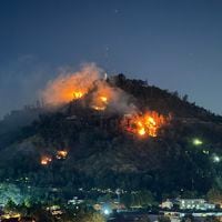 Incendio forestal se registra en Cerro San Cristóbal: hay al menos tres focos de fuego