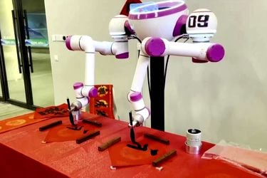 Este robot escribe mensajes para celebrar año nuevo lunar
