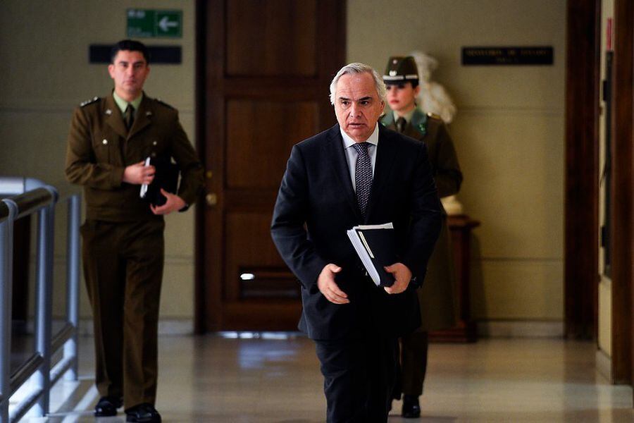 El exministro, Andrés Chadwick, en los pasillos de Congreso en Valparaíso. Foto: Agenciauno.