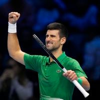 Djokovic se impone con solidez en su estreno en las Finales de la ATP y deja a Tsitsipas sin opciones de ser número uno