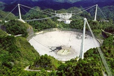 La imagen muestra al radiotelescopio de Arecibo en Puerto Rico.