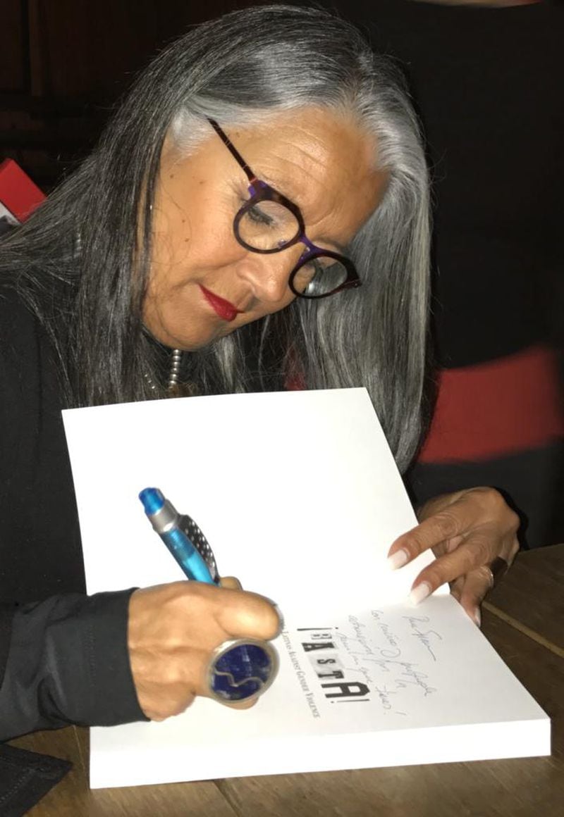 Emma Sepúlveda, escritora, firmando libros en Valparaíso durante su último viaje a Chile. Libro: Antología Basta: 100 Latinas en contra de la violencia de género.