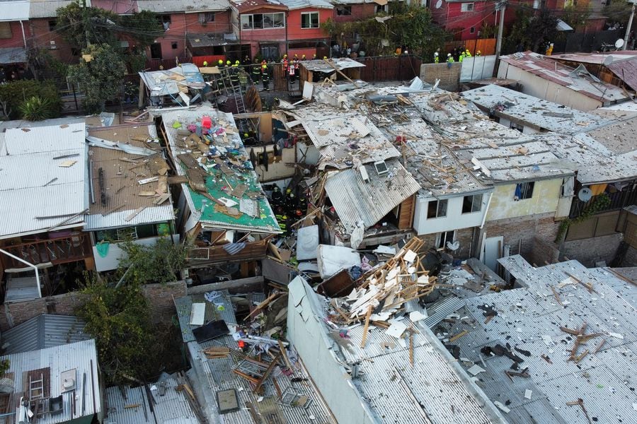 Una casa resultó totalmente destruida y otros dos inmuebles aledaños con daños, por una explosión por emanación de gas en el Cerro 18 de Lo Barnechea.