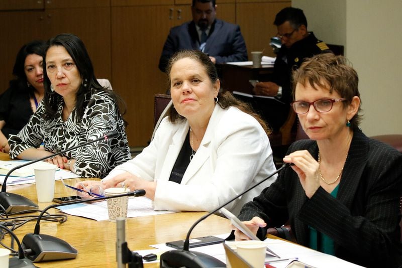 La subsecretaria Macarena Lobos (i), las ministras Maya Fernández (c) y Carolina Tohá (d), durante la Comisión de Constitución del Senado.
FOTO: LEONARDO RUBILAR CHANDIA/AGENCIAUNO