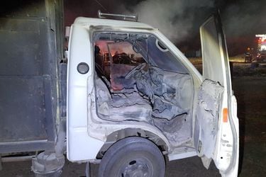 Ataque incendiario en Victoria deja a trabajador herido a bala y dos inmuebles y cuatro camiones quemados