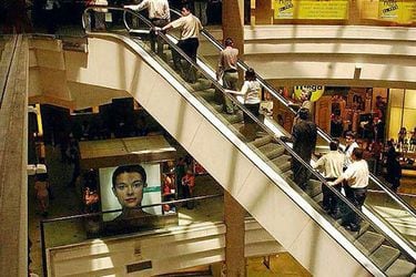 Los malls en Chile: el 17% de sus trabajadores son extranjeros y el 3% de las tiendas se destina solo a delivery