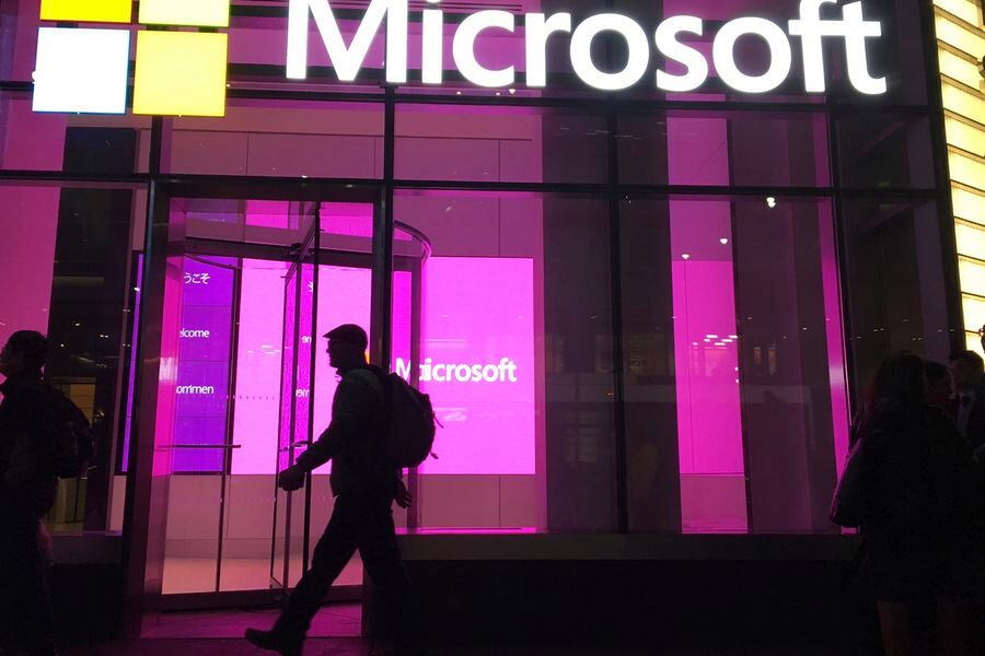 Resultados de Microsoft decepcionan impactados por desaceleración en ventas de equipos y alza del dólar