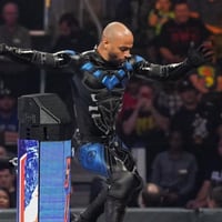 Luchador de la WWE utilizó un traje inspirado en Nightwing