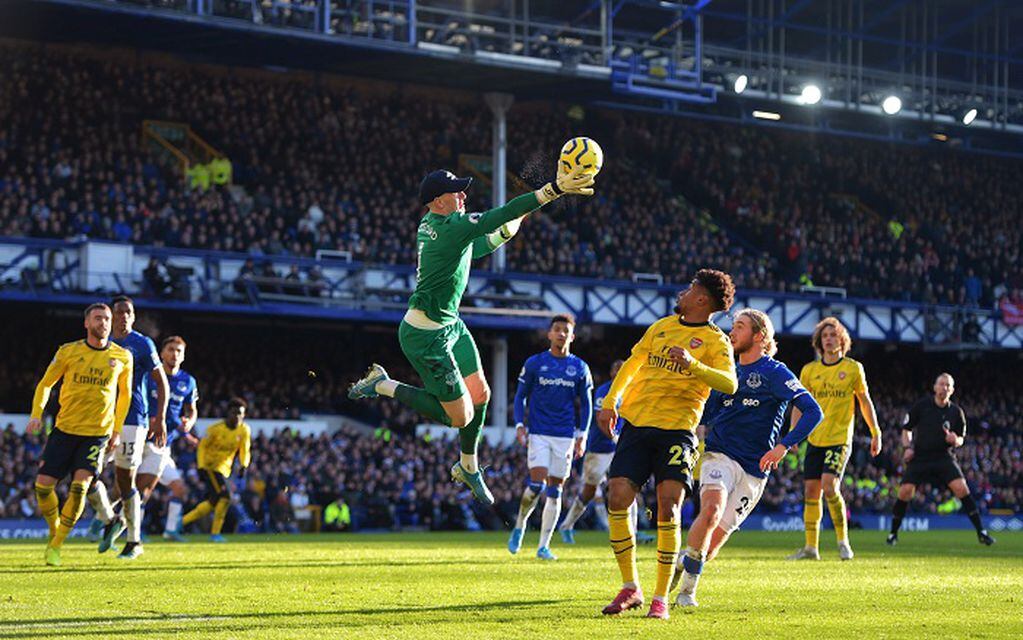 21 December 2019, England, Liverpool: Everton goalkeeper Jordan Pickford (C) saves a ball during the English Premier League soccer match between Everton and Arsenal, at Goodison Park. Photo: Anthony Devlin/PA Wire/dpa