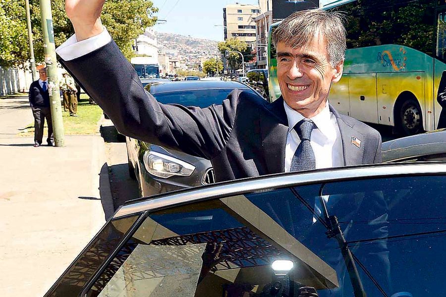 Ministros Electos se retiran en los Automóviles del Ministerio