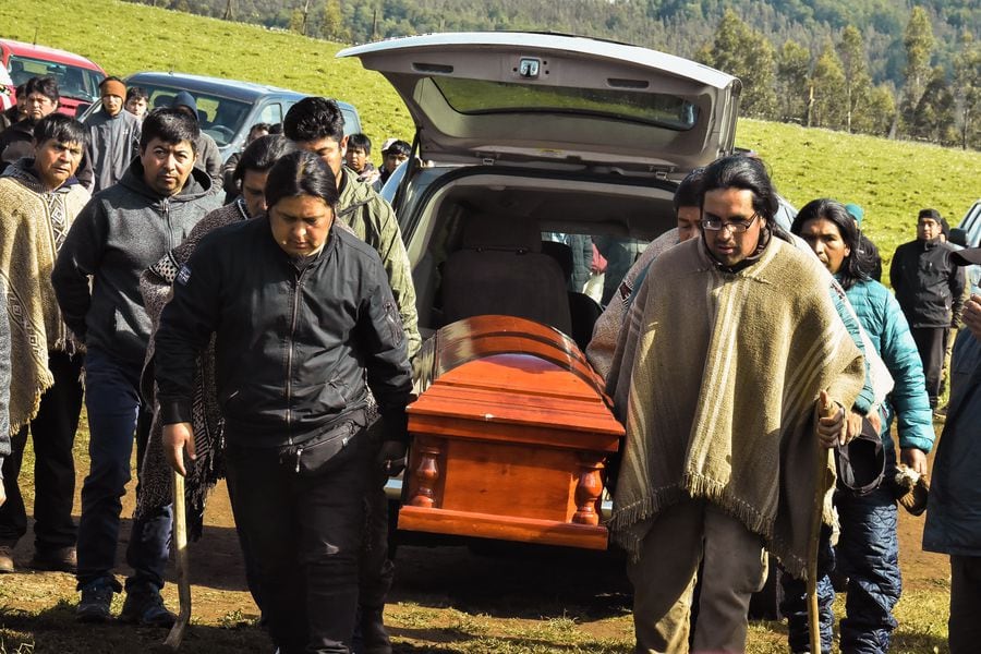 En la comunidad de Temucuicui, comuneros mapuche bajan de la carroza el féretro con los restos de Camilo Catrillanca, joven asesinado durante un operativo policial en noviembre de 2018.