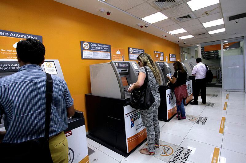 Personas toman precaución de retirar dineros de cajeros automaticos