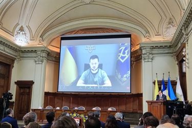 Volodymyr Zelensky en videoconferencia en la UC: “Los rusos quieren dominar nuestras tierras y nuestros recursos”
