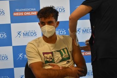 El volante Ignacio Saavedra se vacunó contra el Covid-19, al igual que el resto del plantel de la Universidad Católica.