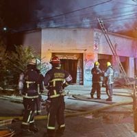 Incendio afectó a al menos seis inmuebles en el centro de Santiago