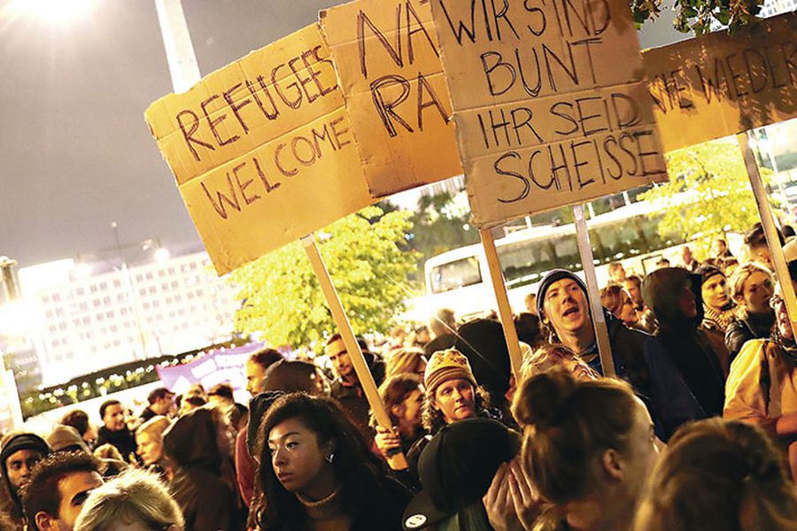 Manifestantes protestan tras los resultados fuera del edificio donde se reúne la AfD, ayer, en Berlín.