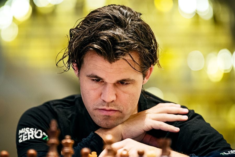 Magnus Carlsen, observando el tablero.