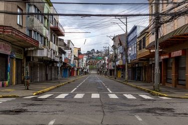 Calle de Puerto Montt, capital de la Región de Los Lagos. Foto referencial.