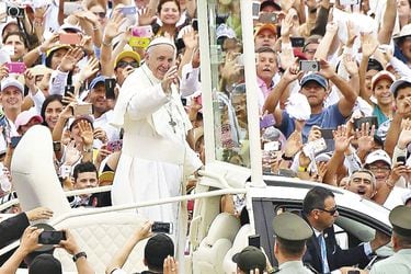 pope-francis-waves-to-the-crowd-as-he-arriv-39283062