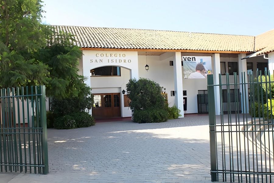 El Colegio San Isidro comenzó a operar en 1991, ocho años antes de los hechos denunciados. Se encuentra en la comuna de Buin, de la Región Metropolitana, y hoy tiene más de 750 alumnos.