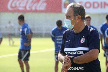 Martín Lasarte toma el tiempo durante el entrenamiento del miércoles de la selección chilena, de cara al amistoso con Bolivia.