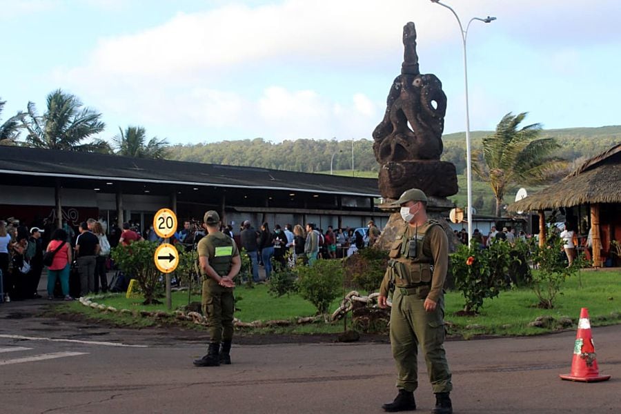 Aeropuerto de Isla de Pascua custodiado por carabineros.