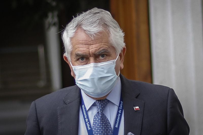 Ministro de Salud se retira del Palacio de La Moneda