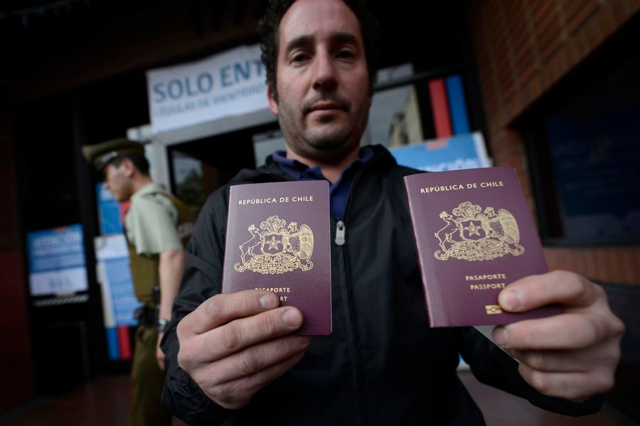 La millonaria batalla por hacer los pasaportes chilenos
