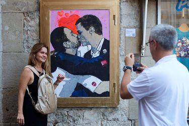 Sánchez e Iglesias se funden en un beso en un grafiti en Barcelona