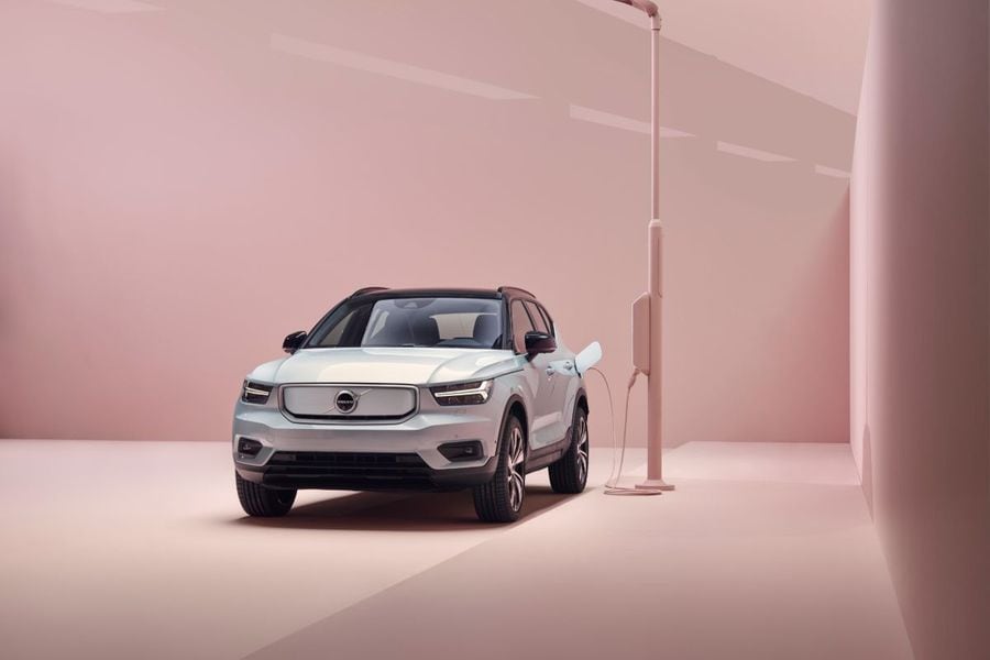 259200_Volvo_XC40_Recharge_P8_AWD_in_Glacier_Silver