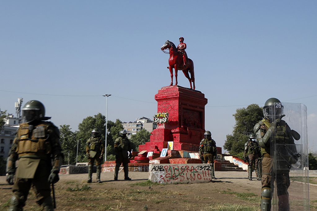 16 de Octubre de 2020/SANTIAGO Gran cantidad de personas  se Manifestan en Plaza Baquedano previo a la conmemoracion del 18 de Octubre. ( en la imagen la Estatua General Baquedano pintada de color Rojo)FOTO:CRISTOBAL ESCOBAR/AGENCIAUNO