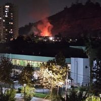Voraz incendio afecta a casona en calle Recoleta