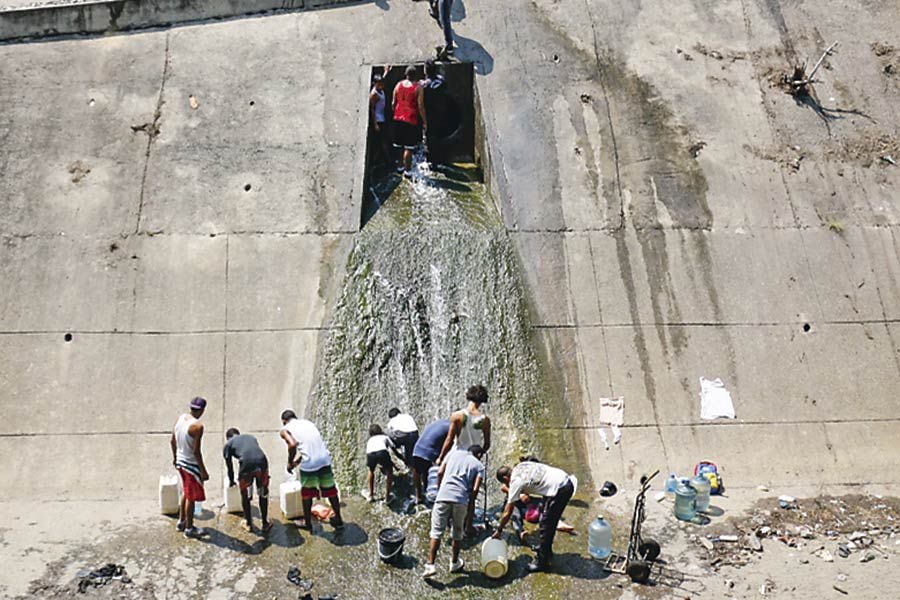 CARACAS_-Venezolanos-tratan-de-conseguir-agua-en-Caracas-(45126114)