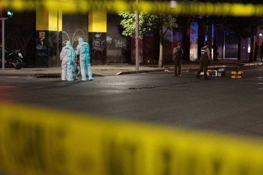 Carabinero se encuentra grave tras ser baleado en la cabeza durante fiscalización en Santiago. FOTO: JAVIER ARAOS / AGENCIAUNO.