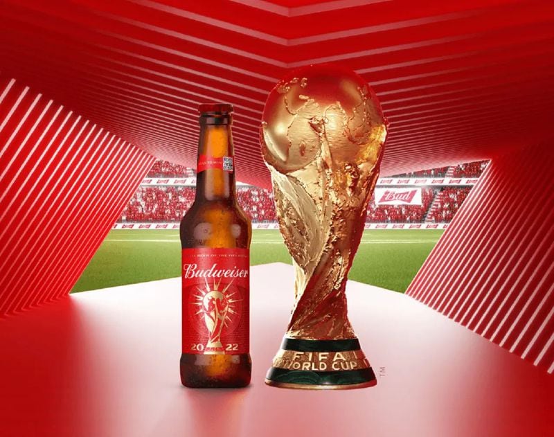 Una botella de Budweiser y la Copa del Mundo.