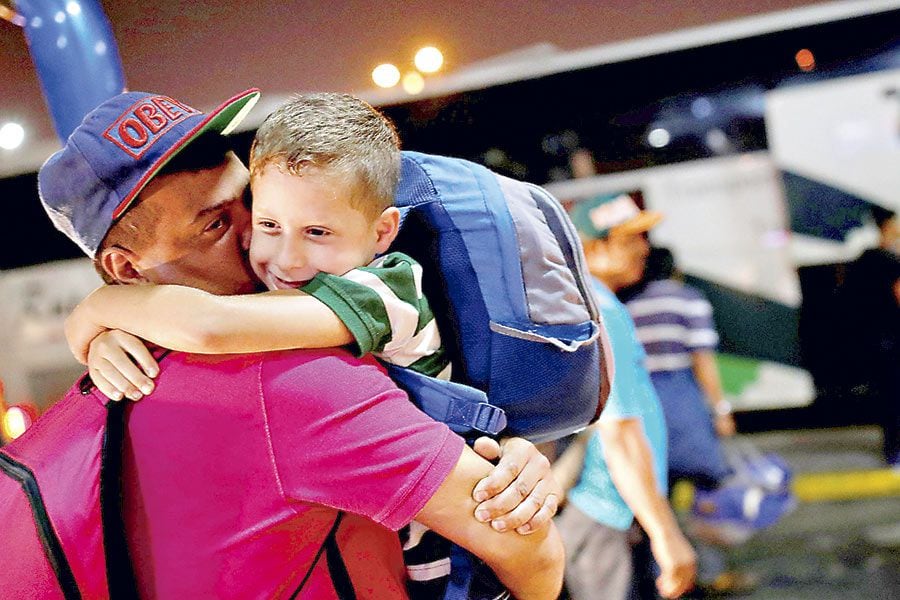 Un niño de siete años abraza a su padre, tras arribar a Guayaquil, el 10 de noviembre.