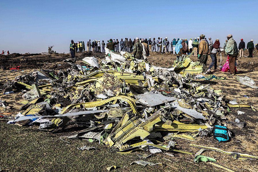 Escombros-del-avión-Boeing-737-de-Ethiopian-Airlines-que-se-estrelló-el-domingo-al-sur-de-Adís-Abeba-AFP