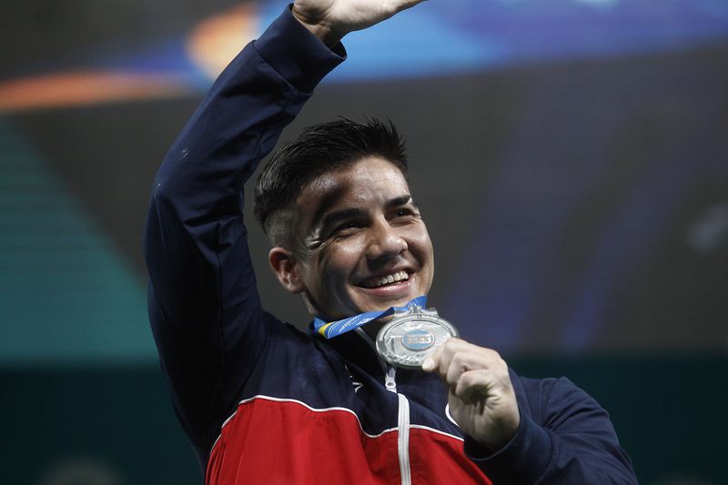 Javier Jiménez recibe su medalla de plata.