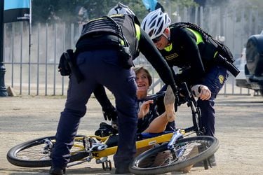 Evelyn Matthei cae de bicileta en el Parque Bustamante