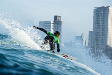Guillermo Satt sigue sólido sobre las olas: se instala en los cuartos de final del Quiksilver/Roxy Iquique Surf Pro 2022