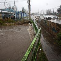 “Tenemos un desborde que es inminente”: Realizan labores para evitar que canal Santa Marta colapse en Maipú